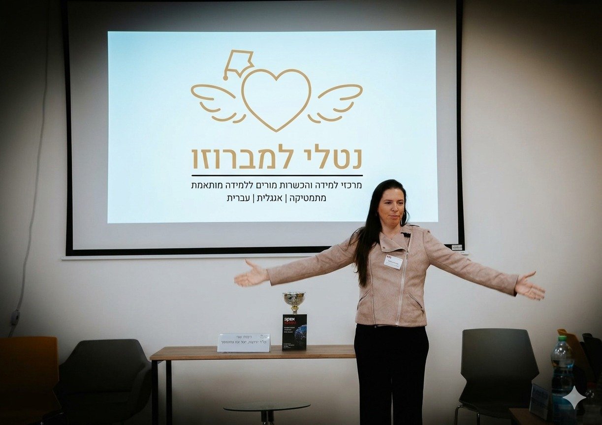 נטלי למברוזו מרצה בפני אנשי חינוך